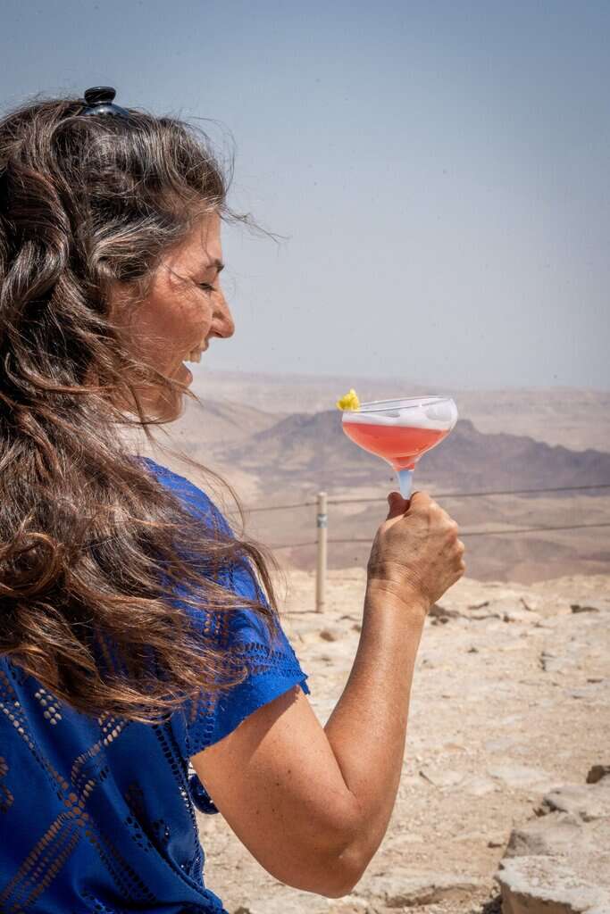 שעה שמחה על שפת המצוק במסעדת רמונא