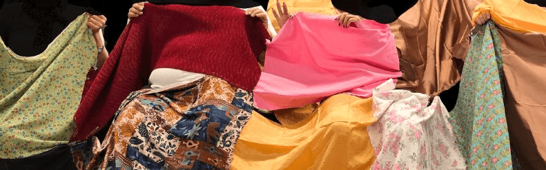 הצגה "מבין השמיכות"