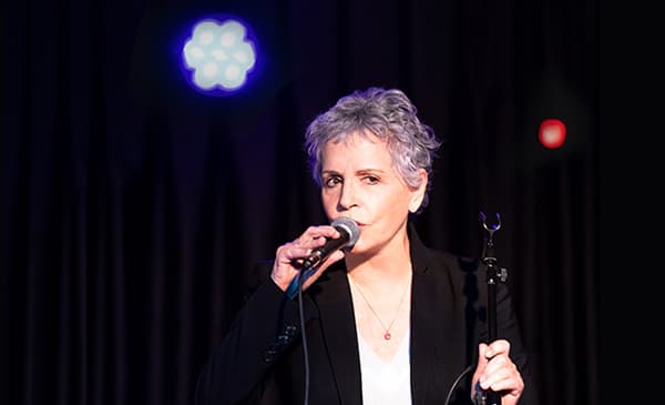 לאורה ריבלין - בעיר זרה