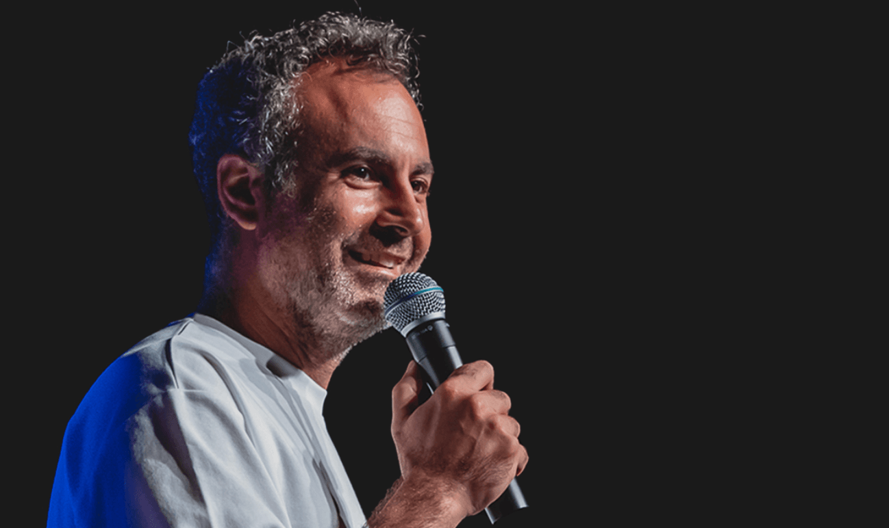 אלי חביב במופע סטנדאפ