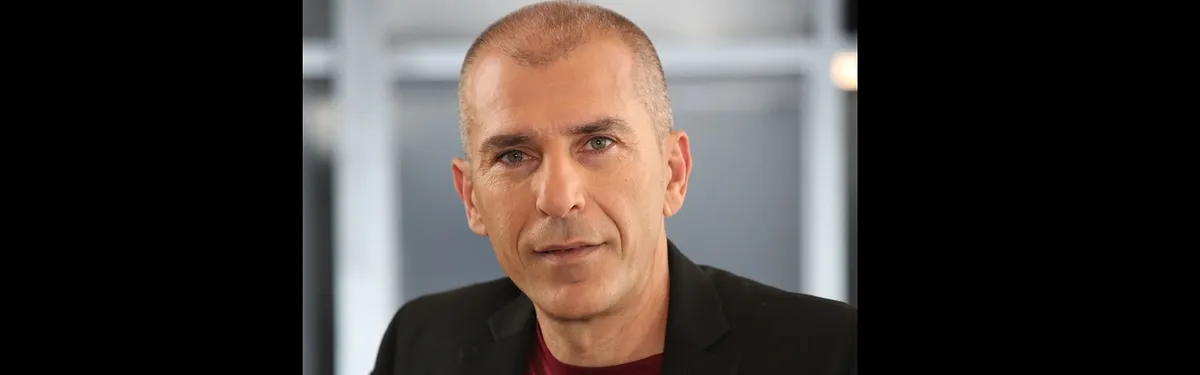 בועז טביב ולהקתו במופע יווני