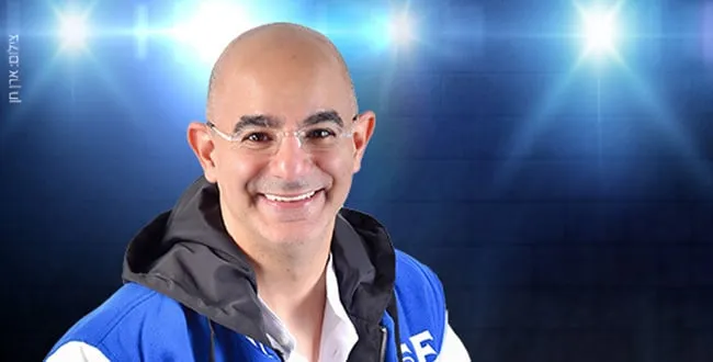 מני עוזרי במופע סטנדאפ