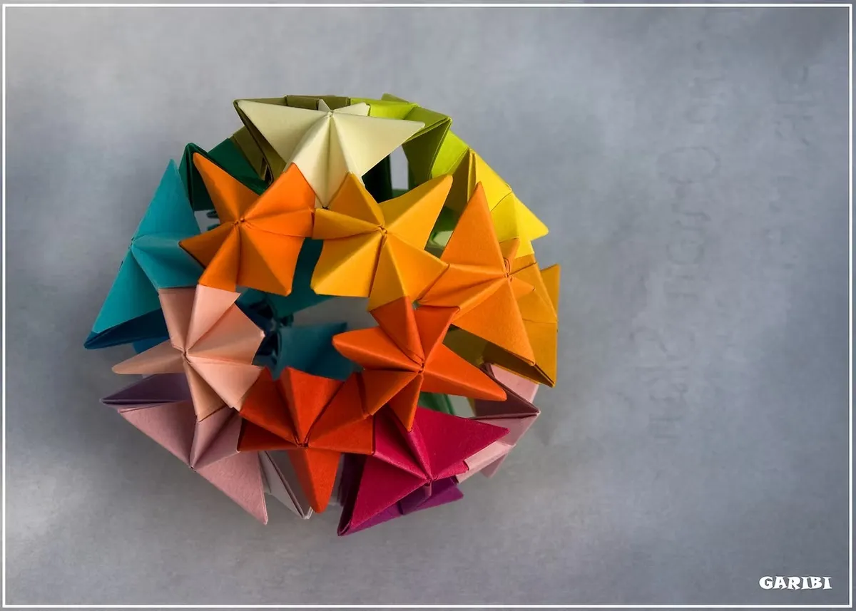 "אוריגמי בהשראת המדע: פירמידות וקוביות מיוחדות" לגילי 12-8.