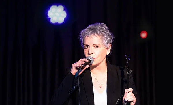 לאורה ריבלין - בעיר זרה