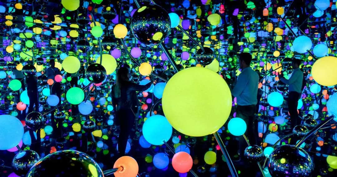 פסח במוזיאון / סיור חוויתי משפחתי בעקבות חדר המראות יאיוי קוסאמה — חדר מראות אינסוף ובפרויקט המיוחד רונן שהרבני: קשרים / פעילות הורים ילדים לגיל 5+