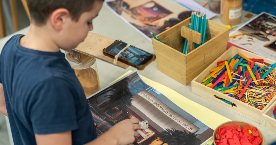 סדנת סטופ מושן (אנימציה) — יצירת מיניאטורה בתנועה, בהשראת התערוכה עולמות זעירים: מיניאטורות באמנות עכשווית / פעילות להורים וילדים מגיל 7