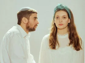 מי שסוכתו נופלת - תיאטרון החאן