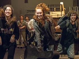 מישהו לרוץ איתו - תיאטרון גשר