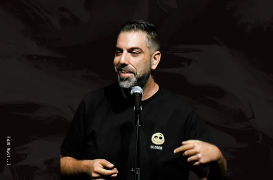 דניאל כהן במופע סטנדאפ