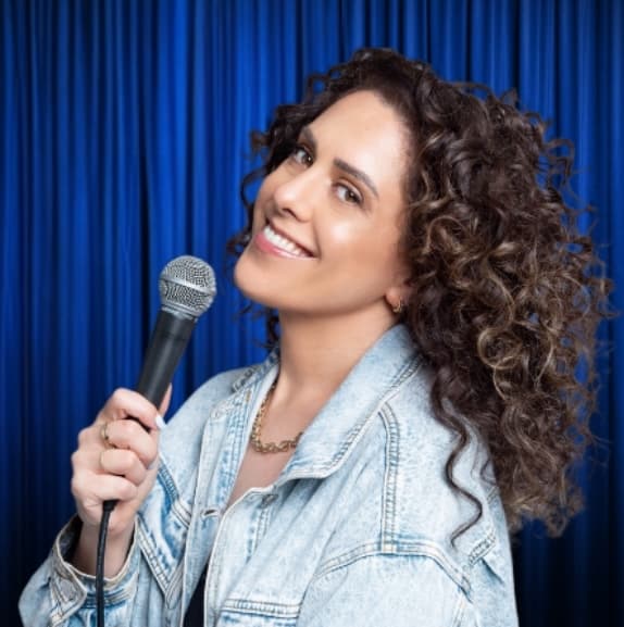 חגית גינזבורג במופע סטנדאפ